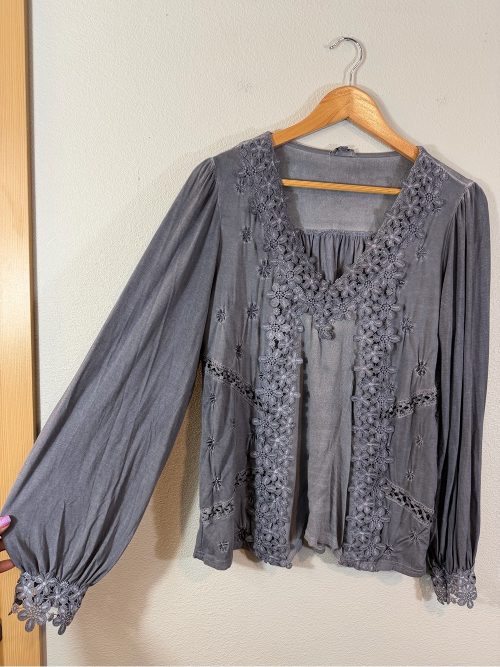 POL Gray Embroidered Floral Appliqué Top Size M Balloon Sleeve Boho Festival - Picture 4 of 11